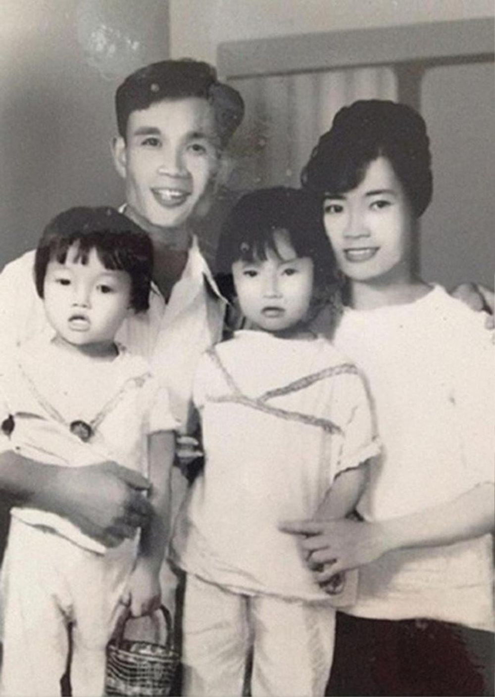 Nghệ sĩ Bích Liên mặc giản dị, tóc dài đen mượt xõa ngang lưng, vẻ đẹp dịu dàng, đầy nữ tính.