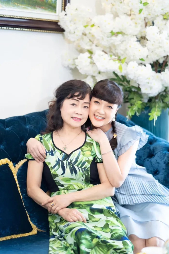 Ở tuổi xế chiều, nghệ sĩ Bích Liên dành nhiều thời gian chăm sóc các cháu, bên cạnh đó bà cũng dành thời gian để đi chơi, thư giãn.