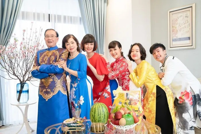 Trong những bức ảnh cùng hai cô con gái và cháu, nghệ sĩ Bích Liên và chồng còn tạo dáng trẻ trung, hóm hỉnh không kém các con.