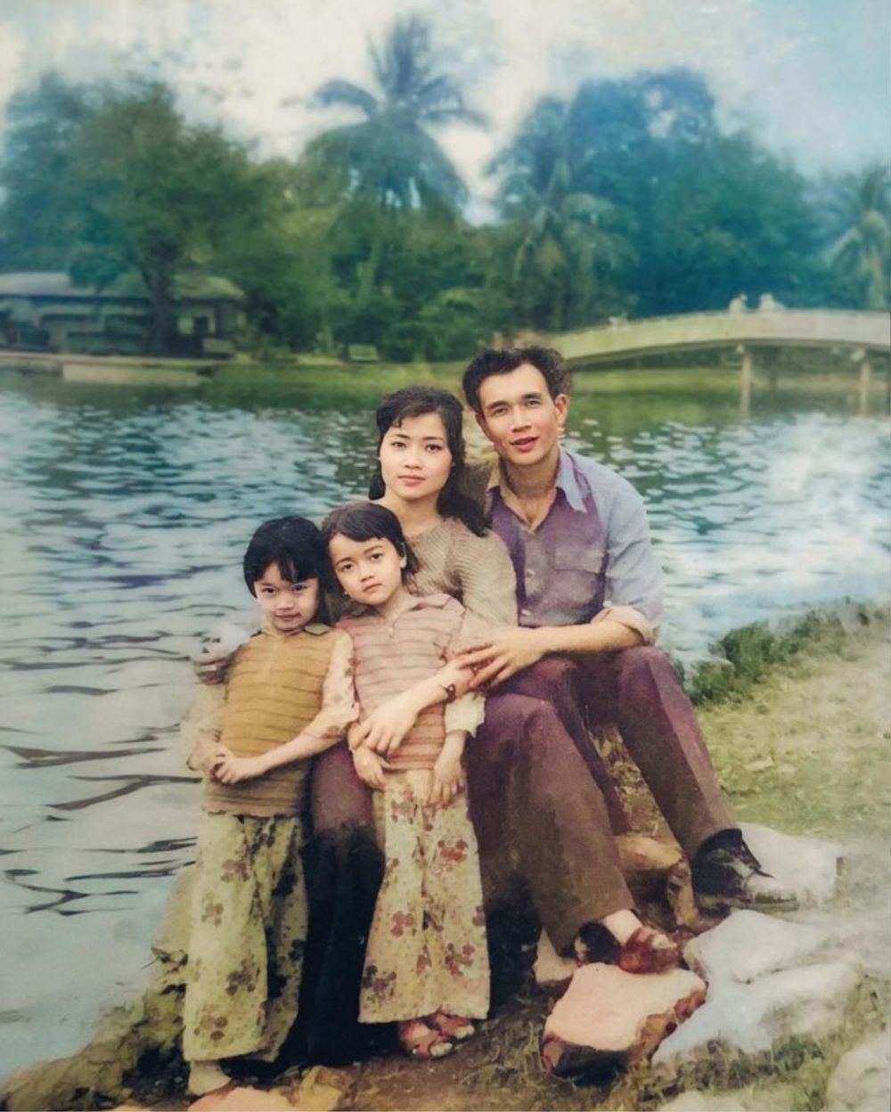 Rất nhiều cư dân mạng đã trầm trồ trước bức ảnh quý này của gia đình Vân Dung, đặc biệt là nhan sắc của mẹ ruột nữ nghệ sĩ. Cô Bích Liên là hiện thân của vẻ đẹp người phụ nữ xưa.