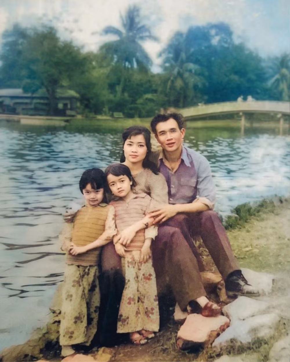 Rất nhiều cư dân mạng đã trầm trồ trước bức ảnh quý này của gia đình Vân Dung, đặc biệt là nhan sắc của mẹ ruột nữ nghệ sĩ. Cô Bích Liên là hiện thân của vẻ đẹp người phụ nữ xưa.