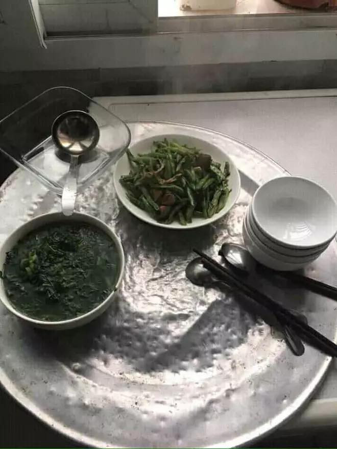 Tối qua, người dân ở Việt Trì đã phủ kín mọi ngả đường ngay khi trận đấu vừa kết thúc. Những người dù không quen biết vẫn có thể quàng vai nhau, nở nụ cười rạng rỡ.