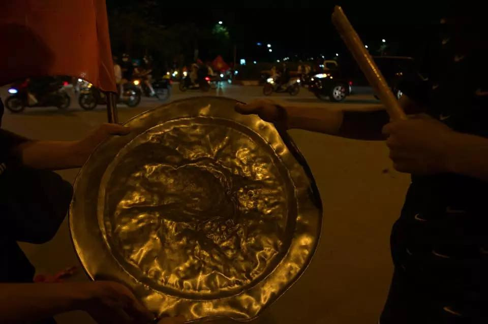 Nhiều người đã chia sẻ những "chiến tích" sau một buổi tối đi bão lên mạng xã hội thu hút sự chú ý. Bên cạnh đó, những người khác cũng "đào" lại loạt ảnh tương tự vào năm 2018, khi triệu người hâm mộ cả nước đổ ra đường để ăn mừng chức vô địch 2018.