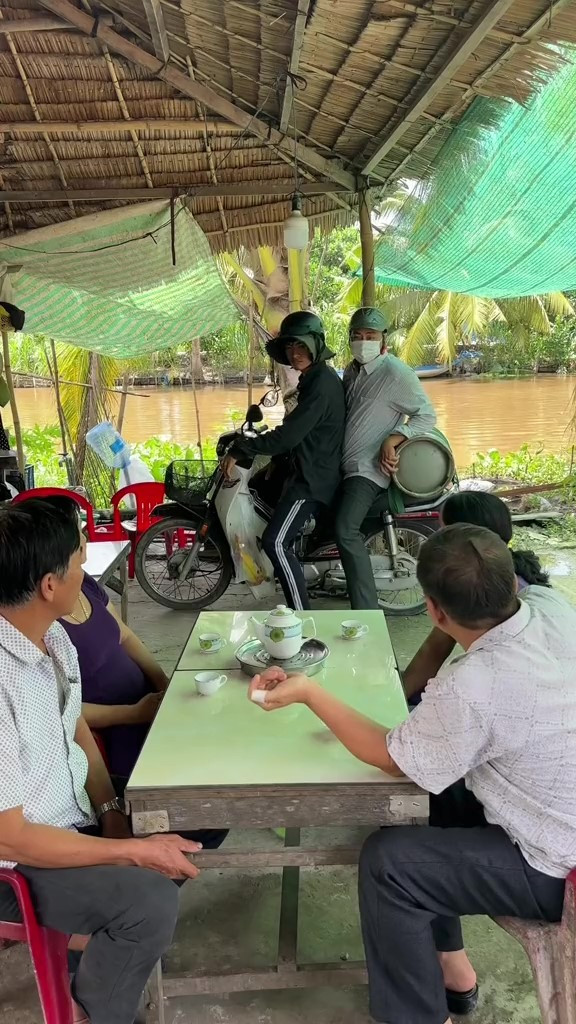 Nhân vật bí ẩn nhất trong loạt clip của Tuấn Khang là vai diễn "sư phụ". Luôn luôn xuất hiện một cách bất ngờ với niềm đam mê nghe hát bên Cồn, nhân vật sư phụ lúc nào cũng mang khẩu trang, mặc đồ sơ mi đóng thùng, đội mũ bảo hiểm. Thực chất, đây là ba của Tuấn Khang. (Ảnh: Tiktok Lê Tuấn Khang)