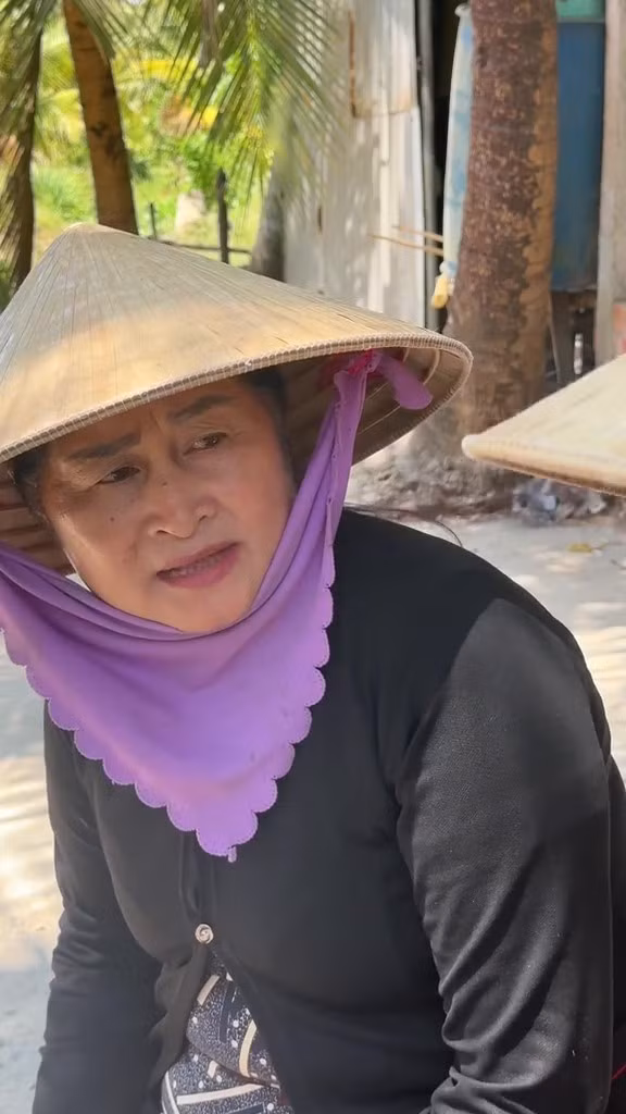 Cặp đôi nhân vật thường xuyên được Lê Tuấn Khang nhắc tới trong các clip là ông Tám - bà Tám. Trong các video, anh chàng có mối quan hệ thân thiết với ông Tám - bà Tám, còn thường xuyên "báo" ông bà với những pha "phá của" hài hước. Và sự thật thì đây chính là ông bà nội của Lê Tuấn Khang. (Ảnh: Tiktok Lê Tuấn Khang)