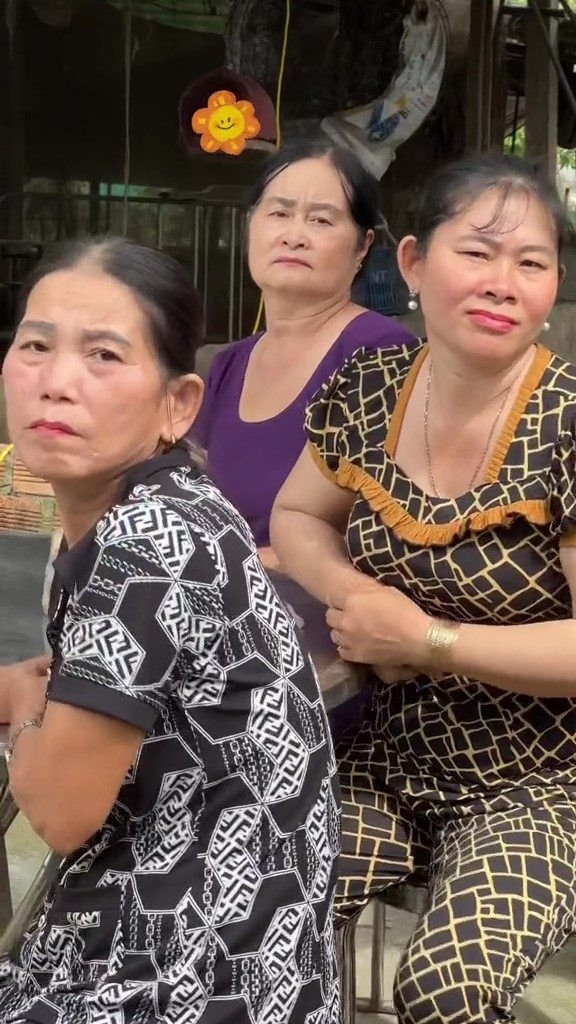 Ngoài ra clip của Lê Tuấn Khang còn có rất nhiều người trong gia đình cũng như hàng xóm gồm em gái ruột của Khang, cô Út của Khang, đám nhóc, thanh niên xóm đi bê tráp... (Ảnh: Tiktok Lê Tuấn Khang)