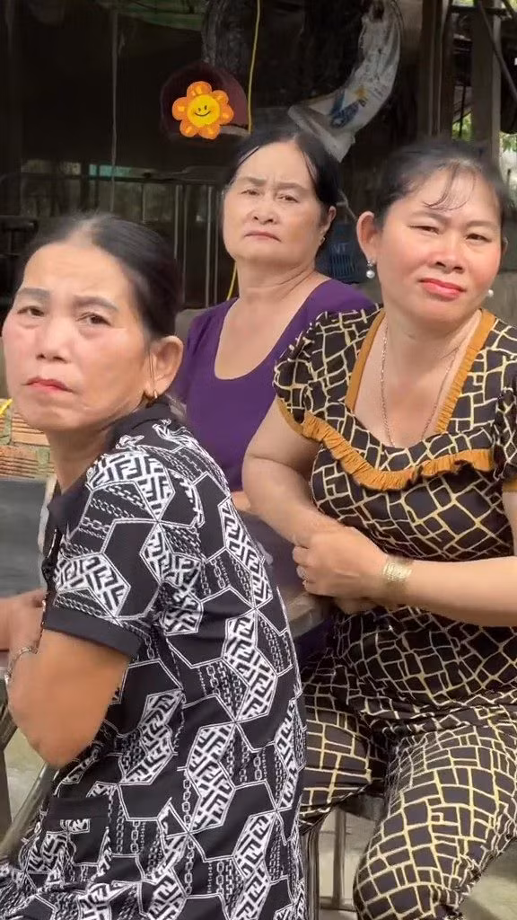 Ngoài ra clip của Lê Tuấn Khang còn có rất nhiều người trong gia đình cũng như hàng xóm gồm em gái ruột của Khang, cô Út của Khang, đám nhóc, thanh niên xóm đi bê tráp... (Ảnh: Tiktok Lê Tuấn Khang)