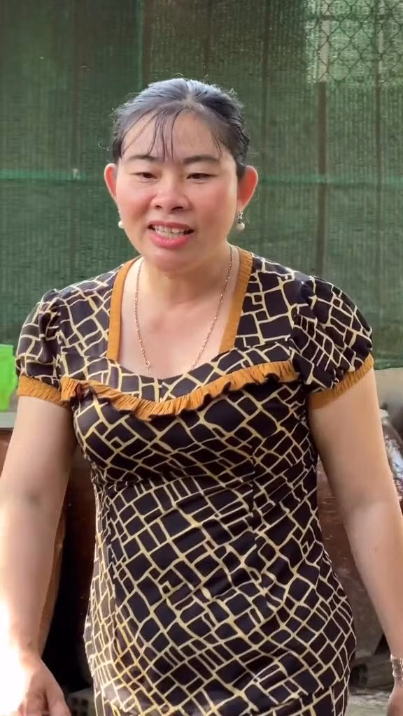 Nhân vật mẹ trong các video của Tuấn Khang cũng chính là mẹ ruột của anh chàng. Nhiều người nói đùa đây là bà mẹ lạc quan nhất màn ảnh, khi có đứa con trai suốt ngày phá làng phá xóm, đòi cưới vợ, đòi bỏ đi bụi thế nhưng chưa bao giờ thấy có vẻ buồn bã, u sầu. (Ảnh: Tiktok Lê Tuấn Khang)