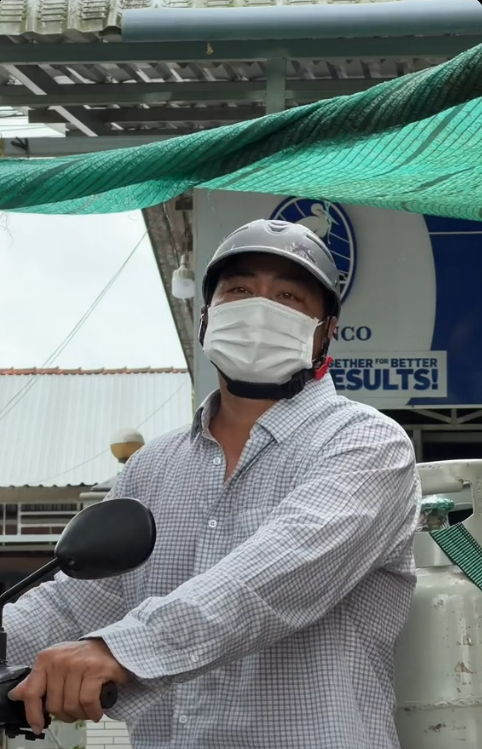 Trong các clip, ngoài là nhân vật sư phụ, ba Tuấn Khang còn có các vai khác nhau như chú giao gas, chú sửa điện lạnh. (Ảnh: Tiktok Lê Tuấn Khang)