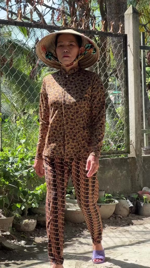 Đây chính là người đi đám giỗ bên cồn nhiều nhất xóm. Sáng trưa chiều tối, bà Sáu đều có thể sang nhờ anh chàng chở đi đám giỗ. Ở ngoài đời, nhiều người cho rằng bà Sáu là hàng xóm của Tuấn Khang song anh chàng chưa tiết lộ về mối quan hệ với nhân vật này. (Ảnh: Tiktok Lê Tuấn Khang)