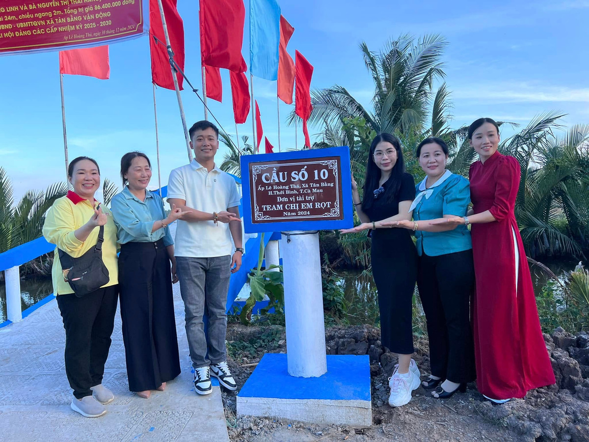 Được biết, cầu đã hoàn thành trước đó khá lâu nhưng do lịch trình cá nhân của Quang Linh và Hằng Du Mục nên đến thời gian này mới có thể sắp xếp để về Cà Mau tham dự lễ khánh thành.