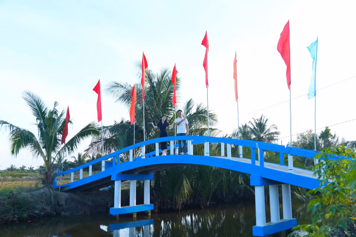 Cặp chị em thân thiết ccungfcheck-in trên cây cầu vừa khánh thành.