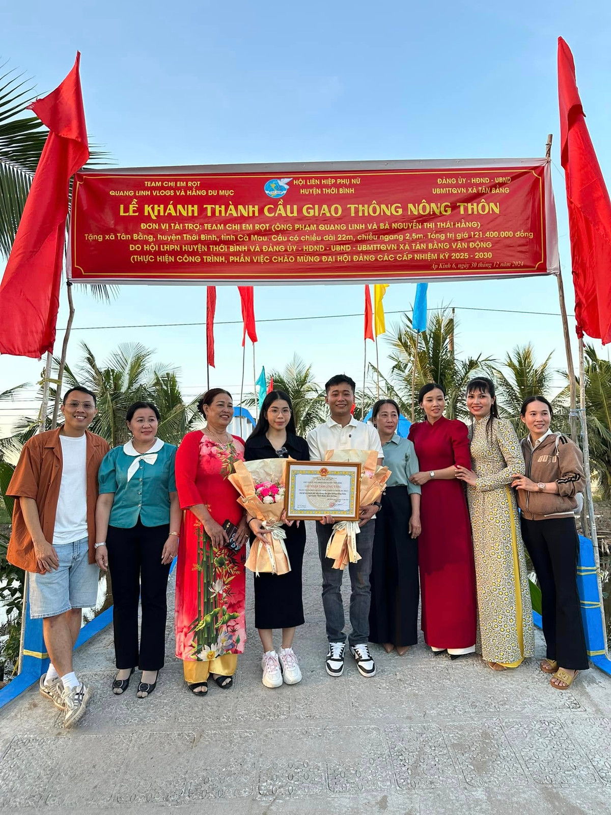 Ở phần bình luận, nhiều người đã bày tỏ sự xúc động trước hành động đẹp của Quang Linh và Hằng Du Mục: "Tuyệt vời quá", "cảm ơn team CER vì điều ý nghĩa này, chúc team sẽ càng nhiều phát triển hơn trong năm 2025", "cảm ơn team CER và Cộng Đồng Team Châu Phi vì thật nhiều những hoạt động ý nghĩa", "chúc mừng em với những việc làm rất ý nghĩa".