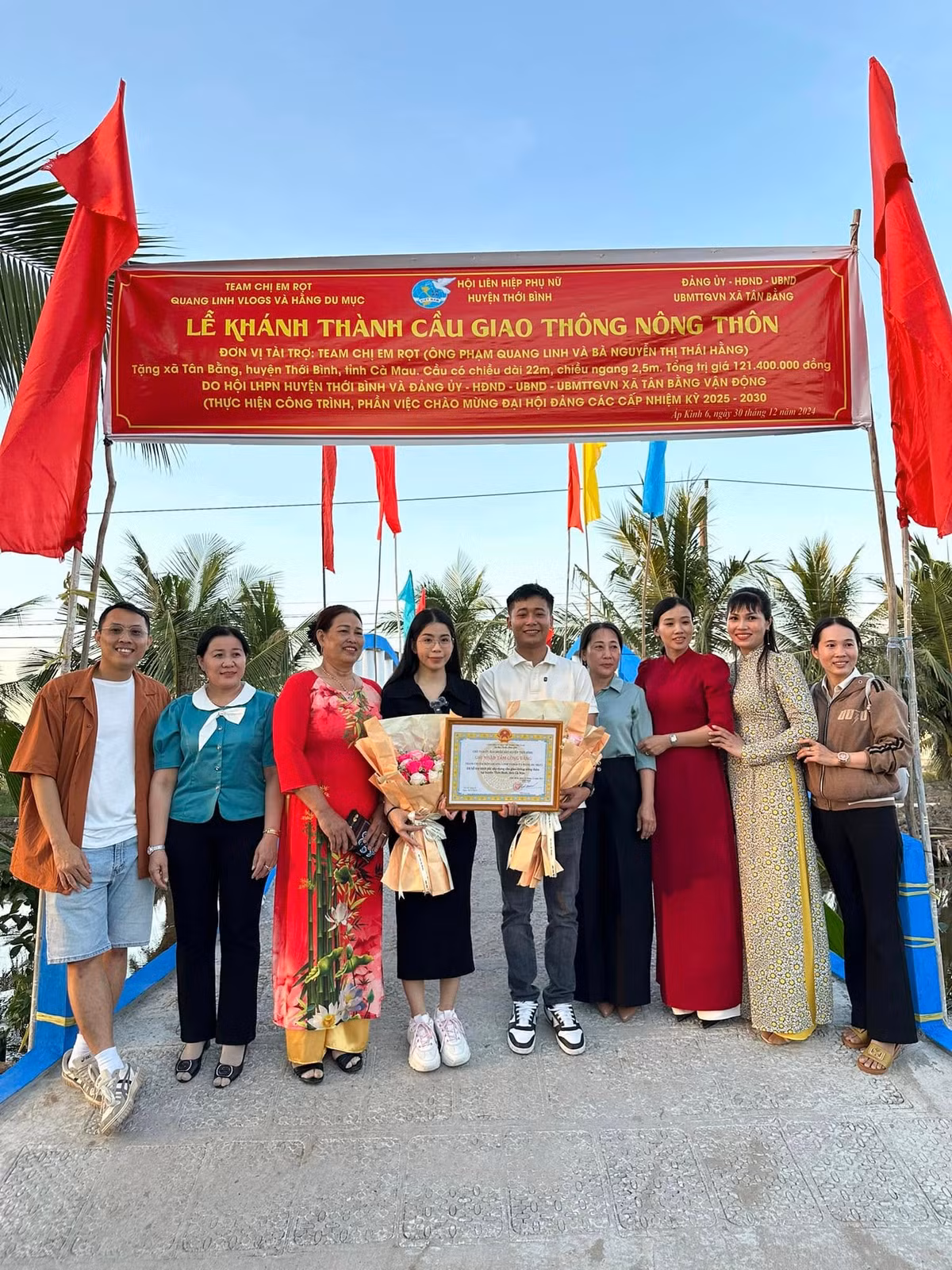 Ở phần bình luận, nhiều người đã bày tỏ sự xúc động trước hành động đẹp của Quang Linh và Hằng Du Mục: "Tuyệt vời quá", "cảm ơn team CER vì điều ý nghĩa này, chúc team sẽ càng nhiều phát triển hơn trong năm 2025", "cảm ơn team CER và Cộng Đồng Team Châu Phi vì thật nhiều những hoạt động ý nghĩa", "chúc mừng em với những việc làm rất ý nghĩa".