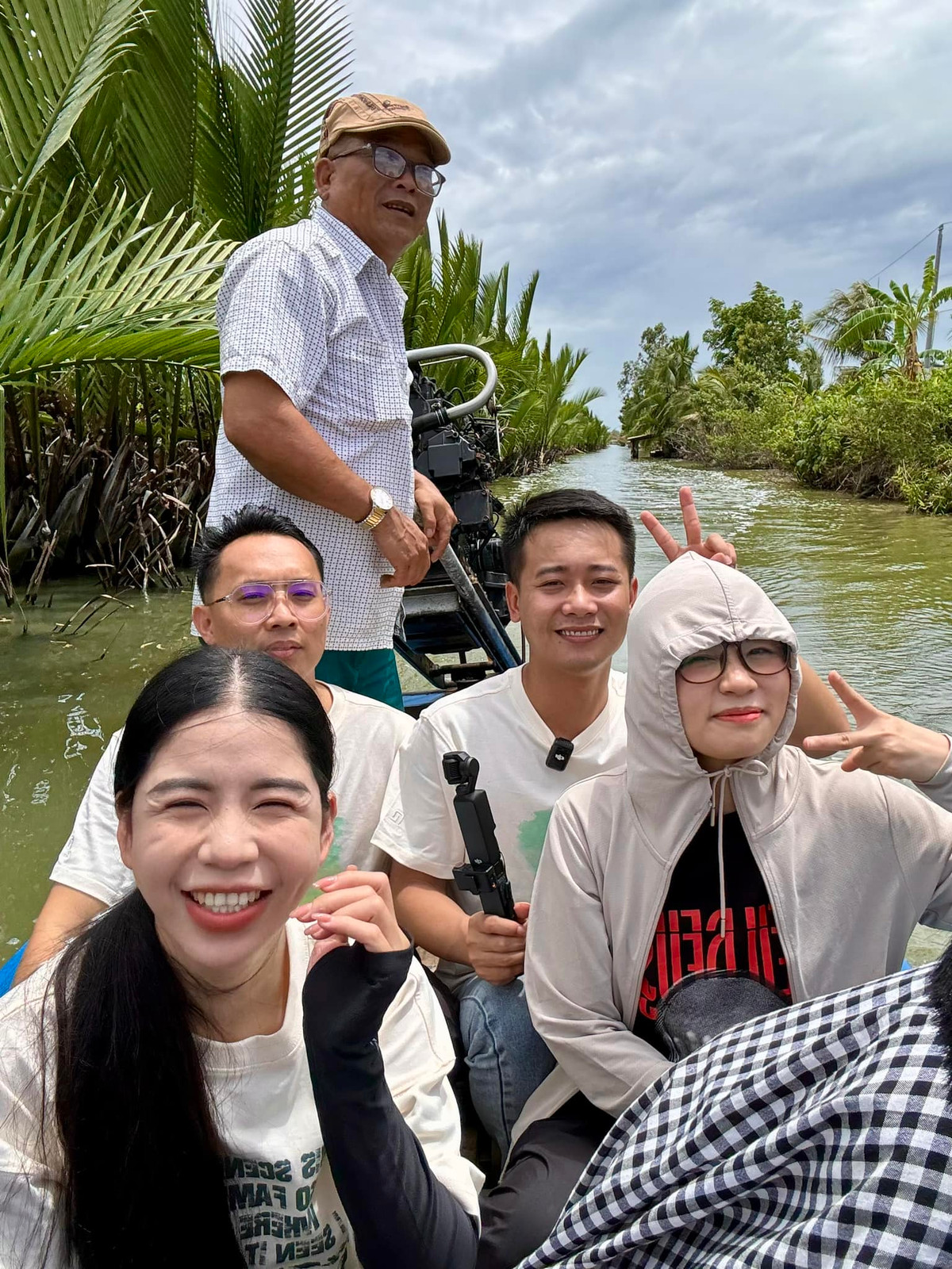 Hai người thường xuyên hợp tác, khiến cư dân mạng thích thú trước những màn đối thoại hài hước. Quang Linh và Hằng Du Mục cũng tự nhận mình là "chị em rọt" (chị em ruột).