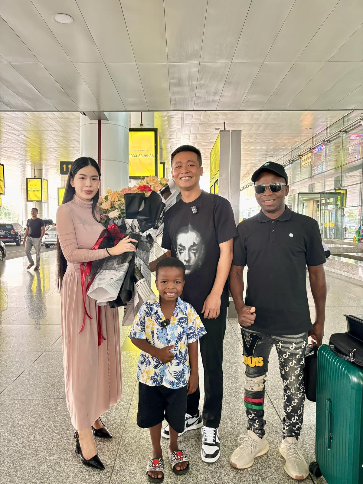 Trong khoảng thời gian Hằng Du Mục tranh chấp ly hôn với chồng cũ do bạo hành, Quang Linh cũng từng công khai đứng ra bênh vực, bảo vệ người chị.