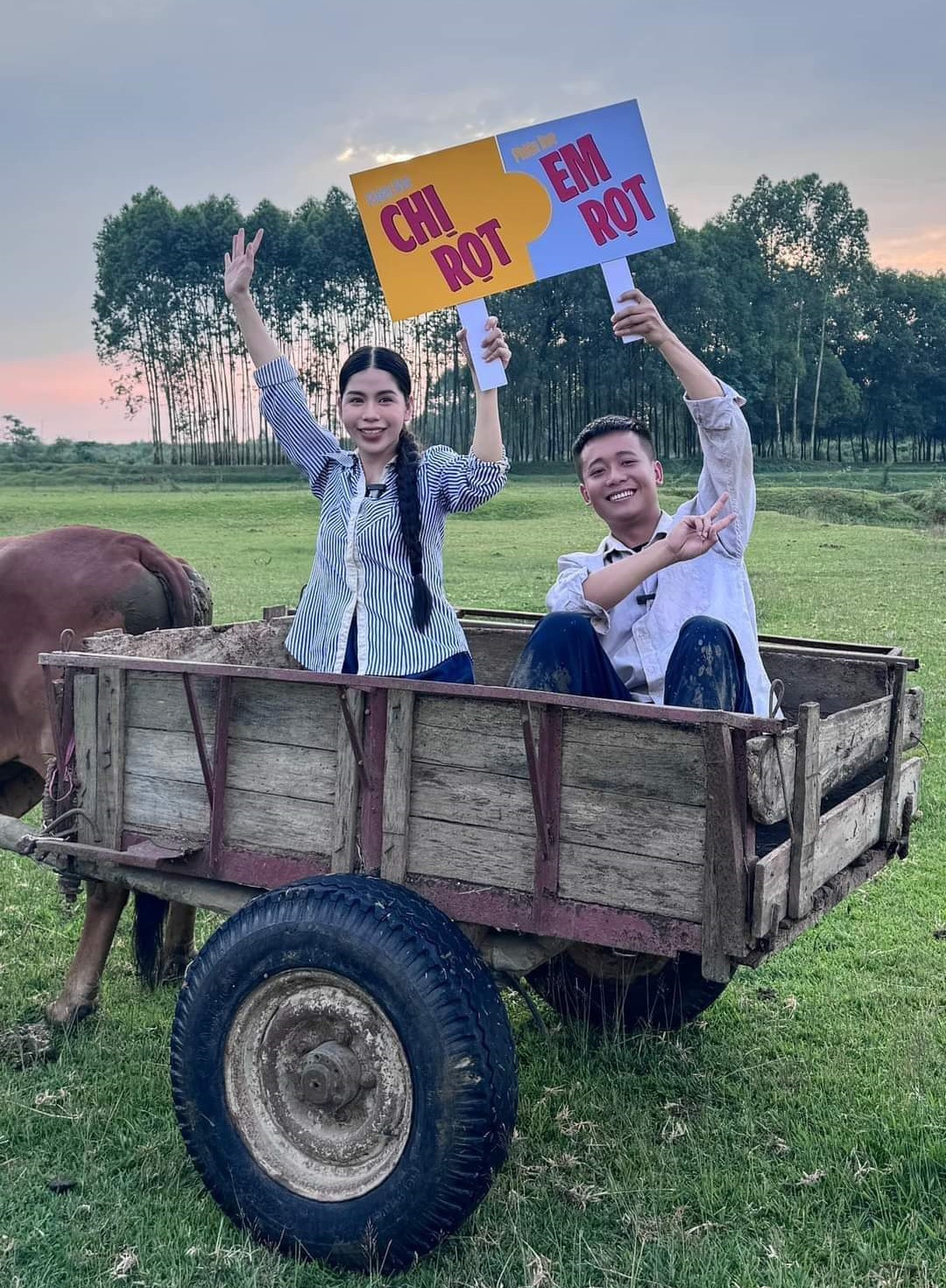 Hằng Du Mục (sinh năm 1995, Cà Mau), từng lấy chồng Trung Quốc với cuộc sống xa quê hương. Quang Linh (sinh năm 1997, Nghệ An) 8 năm sống và làm việc tại Angola. Cả 2 trở thành chị em thân thiết qua nhiều lần hợp tác vì công việc.