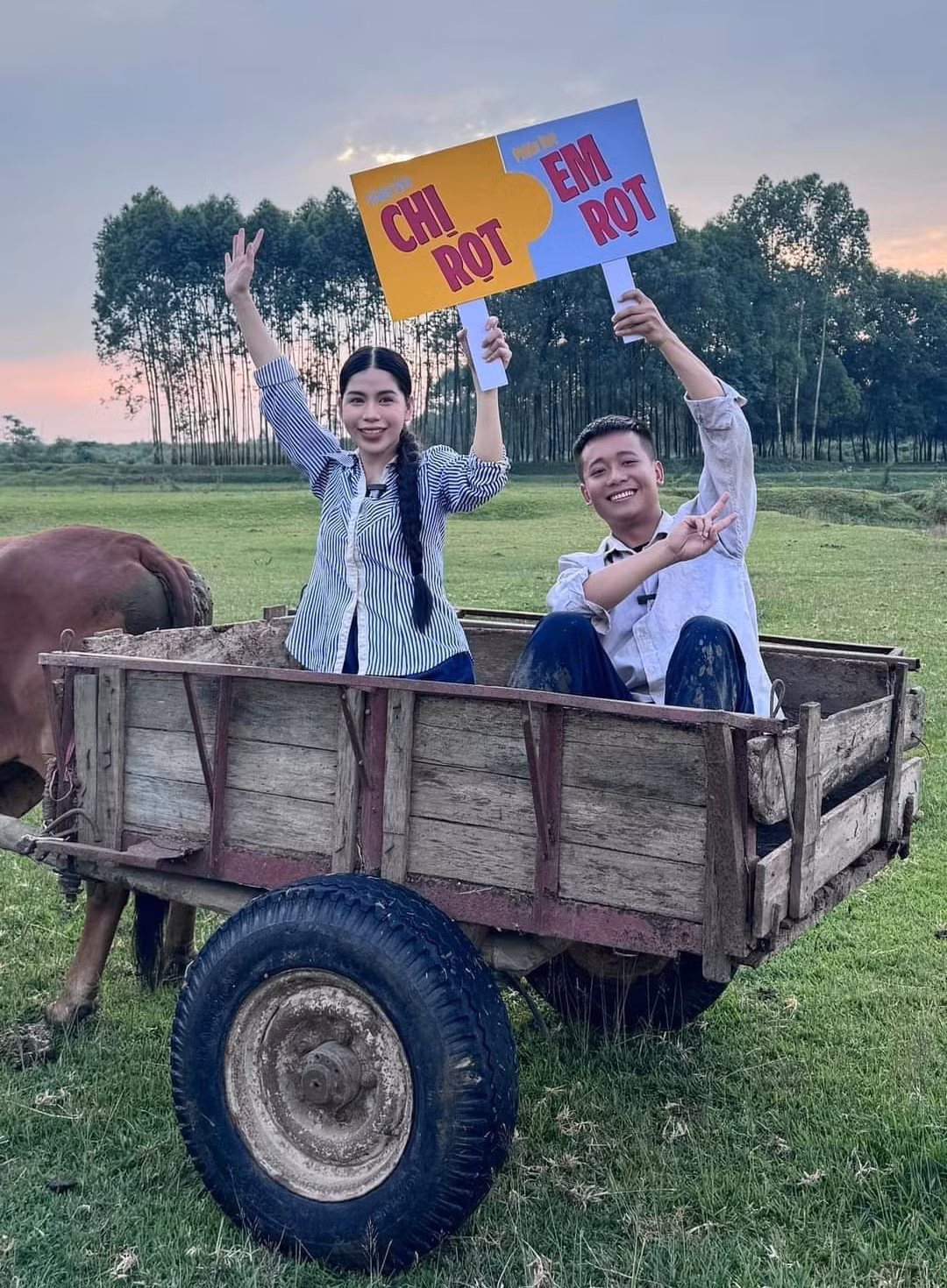 Hằng Du Mục (sinh năm 1995, Cà Mau), từng lấy chồng Trung Quốc với cuộc sống xa quê hương. Quang Linh (sinh năm 1997, Nghệ An) 8 năm sống và làm việc tại Angola. Cả 2 trở thành chị em thân thiết qua nhiều lần hợp tác vì công việc.