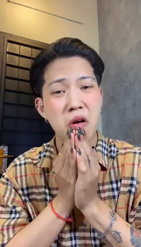 Chưa dừng lại ở đó, TikToker này còn có nhiều màn “va chạm” với quán ăn hay người nổi tiếng trên mạng xã hội khiến họ phải lên tiếng đáp trả và tạo ra khá nhiều "drama". Anh chàng này được gắn với biệt danh "thánh chê bai" vì mọi món ăn qua lời của nam Tiktoker đều có khuyết điểm đến không thể chấp nhận được.