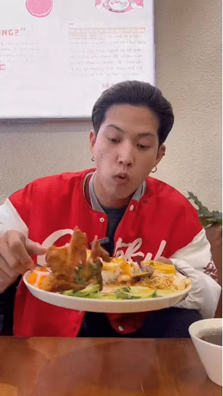 Đỉnh điểm câu chuyện là khi một số quán đã dán tờ thông báo với nội dung viết rằng miễn tiếp Nờ Ô Nô kèm hình ảnh của nam Titkoker.