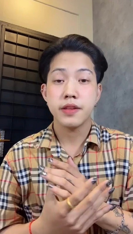 Hành động đó được cho là vô lễ, kém duyên, khiến anh chàng nhận về bão chỉ trích. Không chỉ có vậy, những nội dung có sự xuất hiện của Nờ Ô Nô của người nổi tiếng khác cũng bị netizen tràn vào lên án, buộc phải ẩn video.