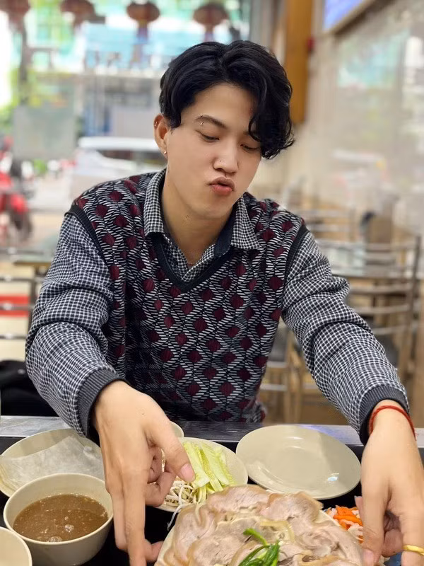 Một dịp khác, Nờ Ô Nô có dịp trải nghiệm tại quán bún đậu mắm tôm của cựu người mẫu Trang Trần. Video với tiêu đề “Bún đậu Trang Khàn có ngon như review” với nội dung phàn nàn về hương vị của mắm tôm dở tệ trong khi anh không ăn được mắm tôm...Ngay lập tức, cô chủ quán đã đăng tải video dài hẳn 19 phút 54 giây để bày tỏ thái độ, cho rằng Nờ Ô Nô không biết thưởng thức đồ ăn.