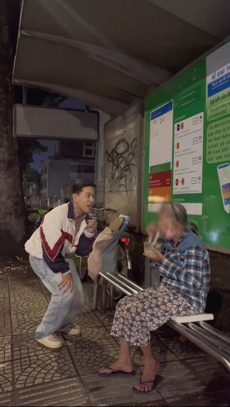 Cụ thể, khi gặp một cụ bà đang ngồi một mình ở bến xe buýt, TikToker Nờ Ô Nô đã tiến lại gần rồi có cách chào hỏi khá kém duyên, miệt thị: “Hello (xin chào) bà già nghèo khổ giữa trời đông cô đơn”.