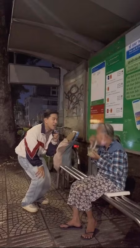 Cụ thể, khi gặp một cụ bà đang ngồi một mình ở bến xe buýt, TikToker Nờ Ô Nô đã tiến lại gần rồi có cách chào hỏi khá kém duyên, miệt thị: “Hello (xin chào) bà già nghèo khổ giữa trời đông cô đơn”.