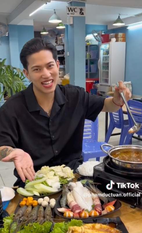 Sau thời gian nhận bão chỉ trích, thậm chí là làn sóng tẩy chay, nam TikToker im hơi lặng tiếng chẳng bao lâu, rồi lặn lội lên Đà Lạt để review quán cơm Sà Bì Chưởng của bộ ba Độ Mixi - Xemesis - Pew Pew.