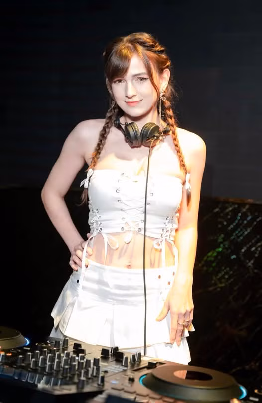 Alexa có thể nói được 6 thứ tiếng: Ukraine, Nga, Ba Lan, Đức, Anh và tiếng Việt.