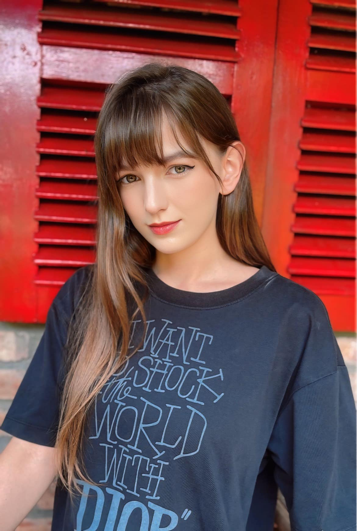 Sở dĩ, Alexandra Rud nói như vậy mới cách đây không lâu, địa điểm được Sơn Tùng check-in ngồi trà đá được nhiều bạn trẻ săn lùng, gây mất trật tự đến nỗi quán trà đá nói trên phải tạm dừng kinh doanh.