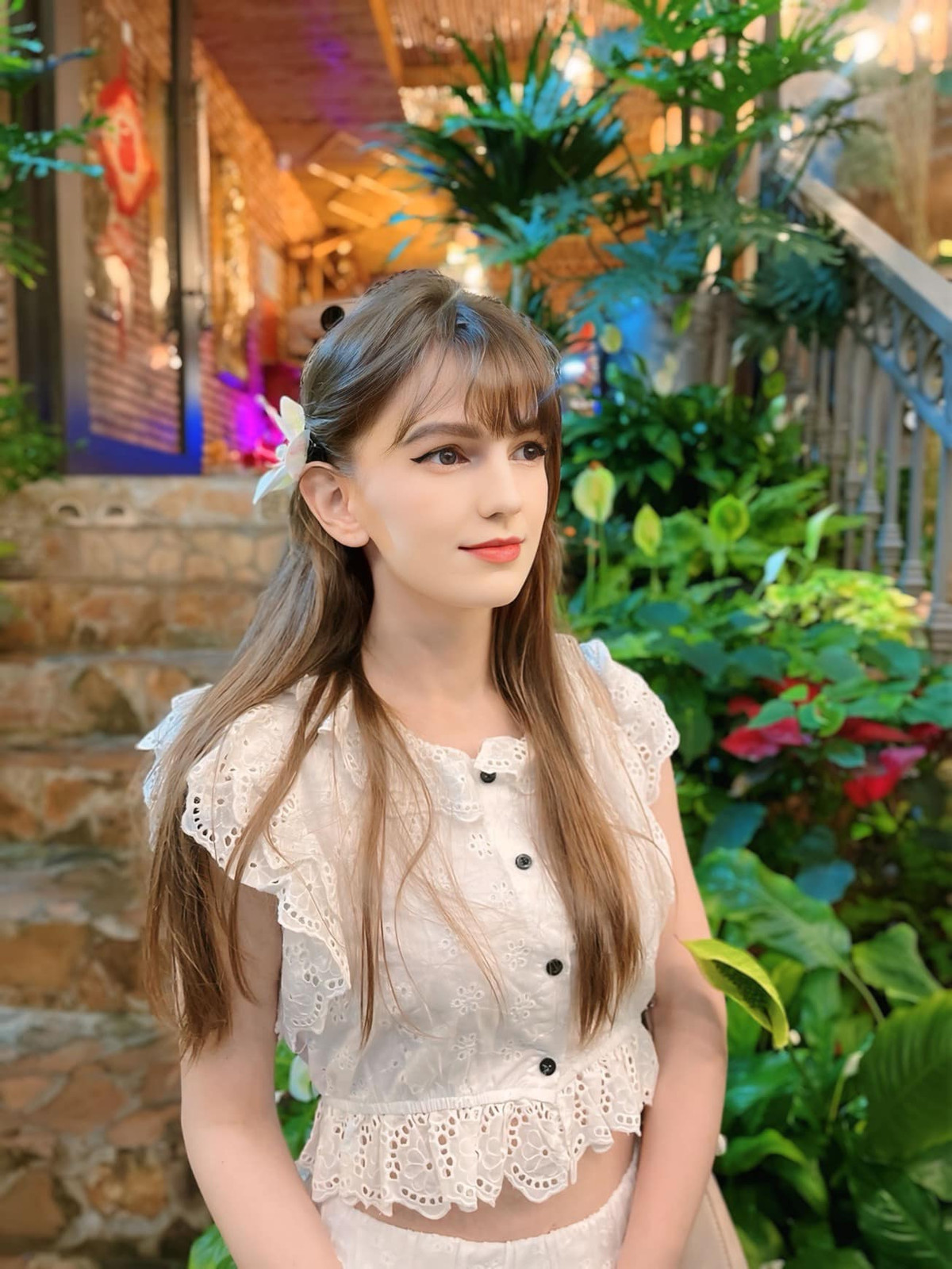 Đang dần bước sang tuổi 30, nhưng Alexandra vẫn rất trẻ trung và xinh đẹp. Không chỉ có đôi mắt to, sáng, cô còn có làn da trắng cùng vóc dáng tuyệt mỹ nhờ tập luyện yoga.