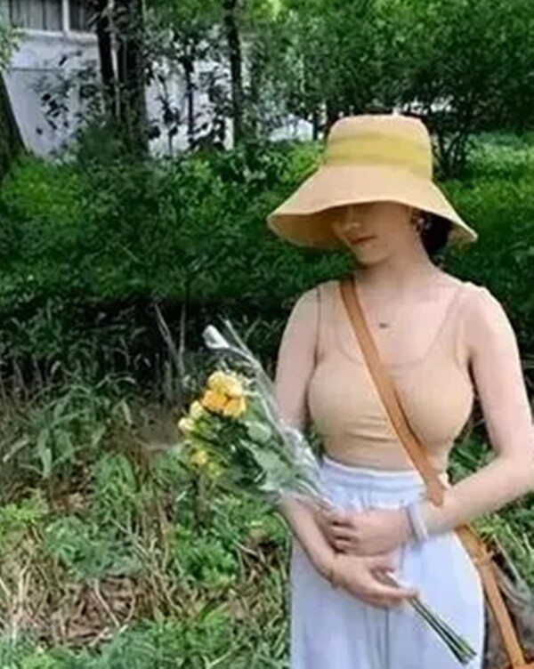 Tuy nhiên, việc diện một chiếc áo hai dây màu da bó sát và cách đeo túi "phản chủ" đã khiến toàn bộ đường cong vòng 1 của con gái Huỳnh Lỗi bị lộ ra tạo nên sự bàn tán rộng rãi trên mạng xã hội.