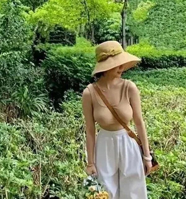 Bẵng đi một thời gian, trong những hình ảnh mới, nhiều người không khỏi giật mình khi cô nhóc sún răng ngày nào giờ đã dậy thì thành thiếu nữ.