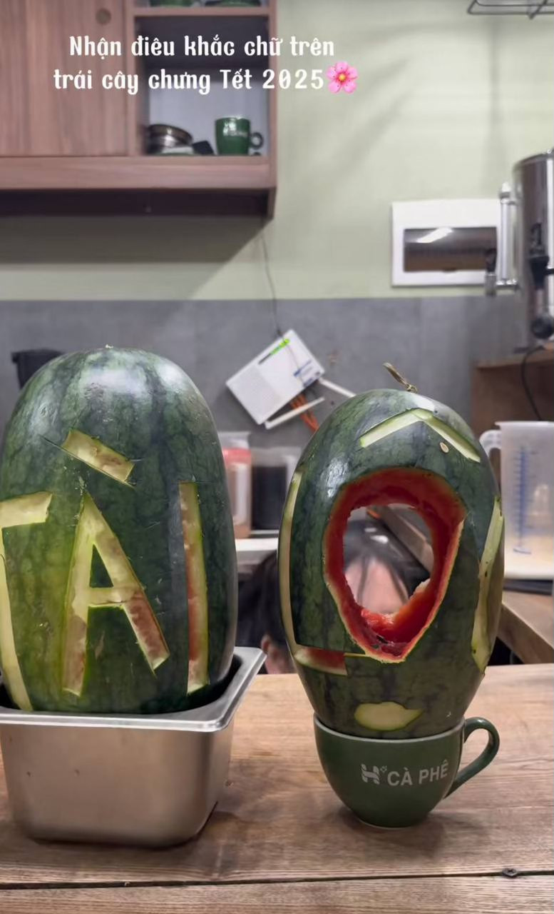 Trong loạt video và hình ảnh được chia sẻ, các bạn trẻ không ngại thử sức với đủ loại trái cây như dưa hấu, bưởi, hay thậm chí cả bí đỏ.