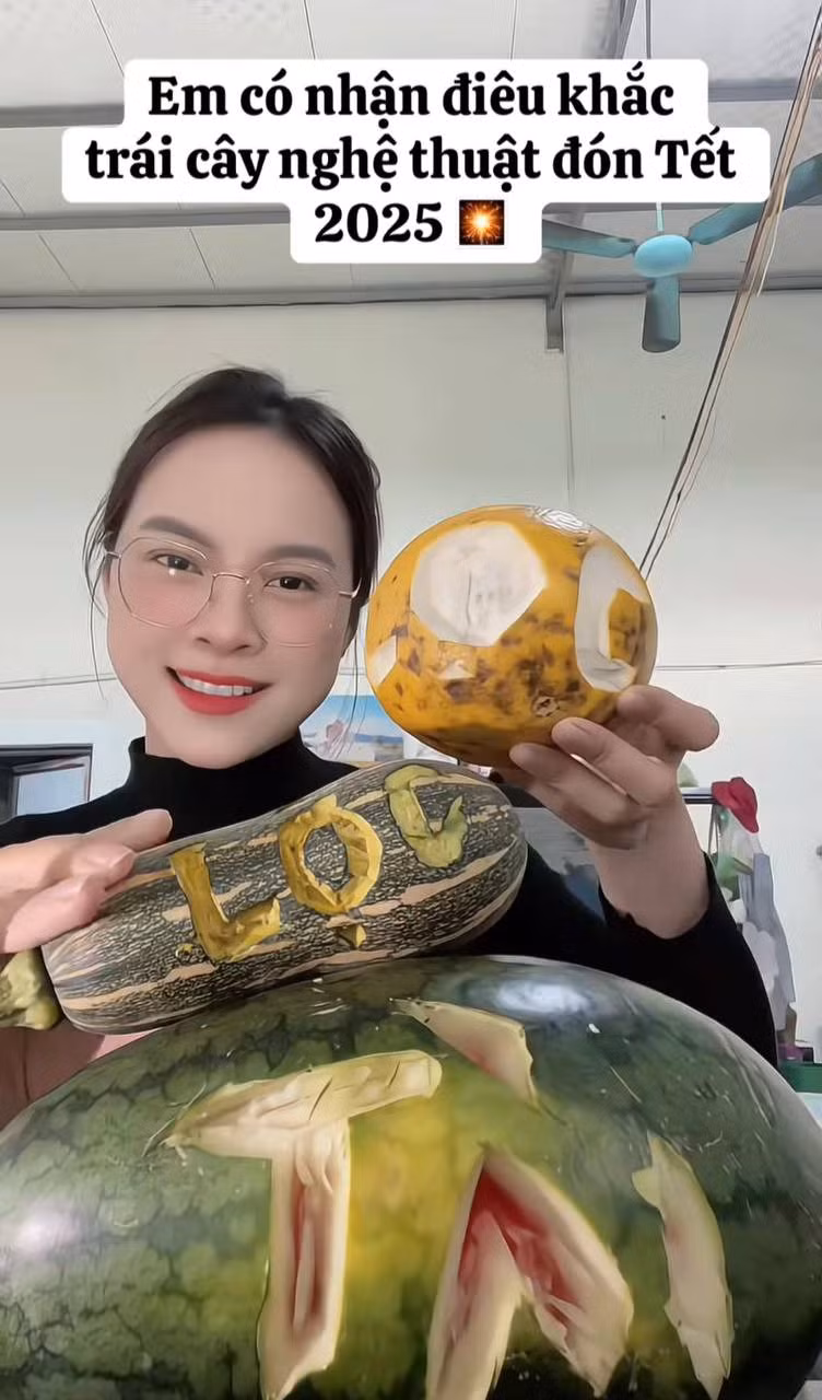 Không biết nhìn những hình ảnh này có ai dám dũng cảm đặt dịch vụ khắc chữ lên hoa quả chưng tết của cô gái này hay không.