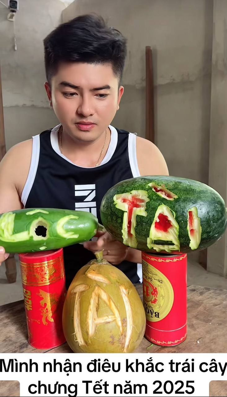 “Khéo tay thật đó, khắc trái đu đủ mà thủng qua bên kia luôn, thế mới chịu, năm sau chắc đủ đầy lắm nè” - netizen hài hước bình luận.