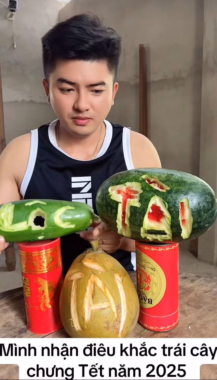 “Khéo tay thật đó, khắc trái đu đủ mà thủng qua bên kia luôn, thế mới chịu, năm sau chắc đủ đầy lắm nè” - netizen hài hước bình luận.