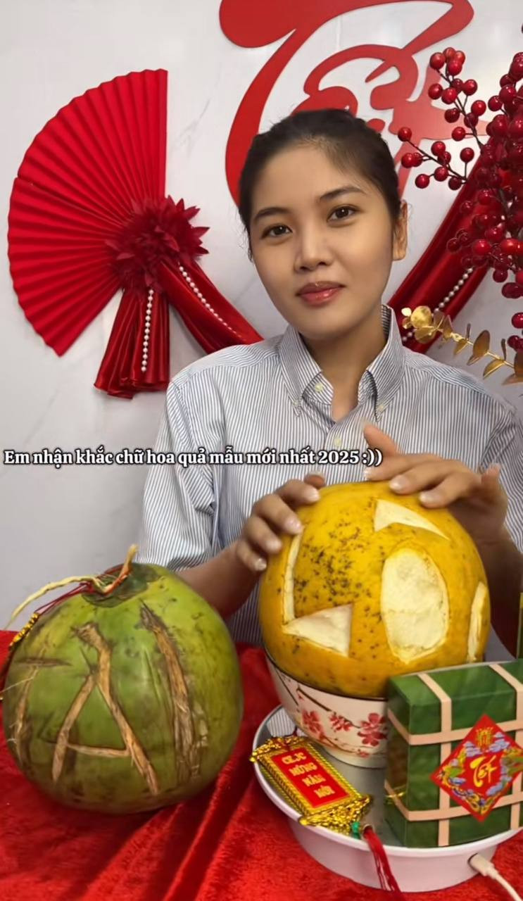 Nét chữ điêu khắc khiến người xem liên tưởng đến việc sử sụng các loại trái cây này trang trí halloween hơn là trưng Tết.