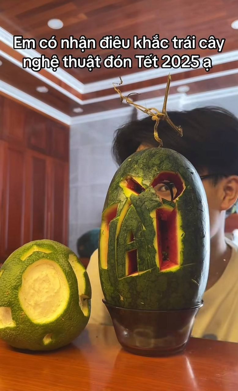 Trái cây được những người bán hàng chuyên nghiệp khắc thì mang lại cảm giác nghệ thuật và tinh tế, còn những tác phẩm như thế này lại khiến người xem "sang chấn tâm lý".