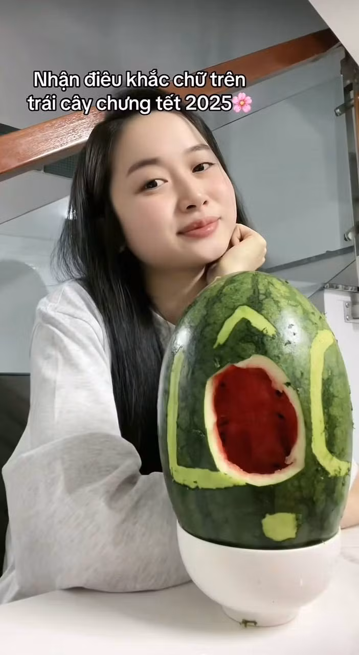 Đường nét khắc được netizen nhận xét là sâu sắc theo đúng nghĩa đen.