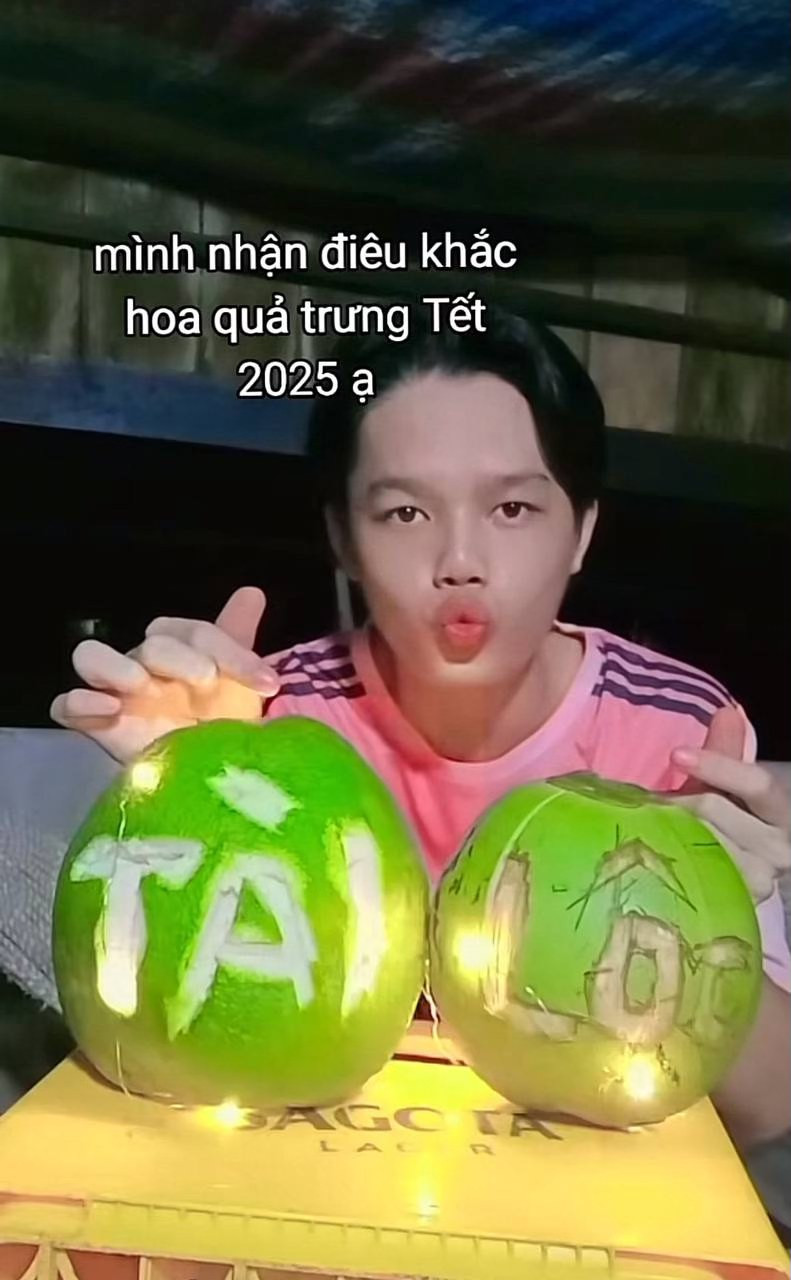 Tuy nhiên, khi xem thành quả, nhiều người lại không nhịn nổi cười. Hai chữ "tài lộc" được cô gái này khắc lên bưởi và dừa đầy nham nhở.