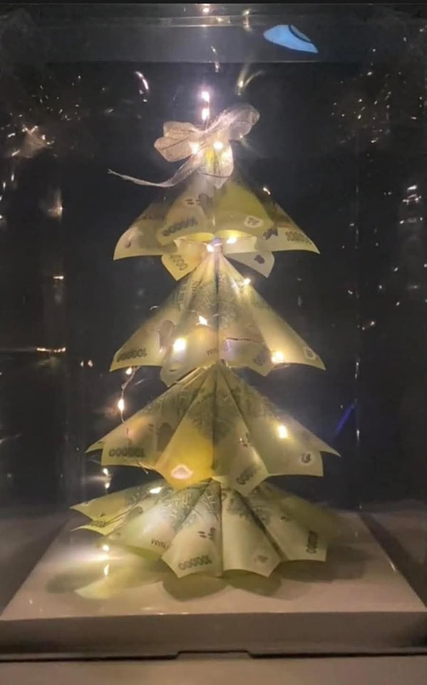 Theo đó, những tán lá được tạo nên từ các tờ tiền polime, có thể là mệnh giá 100.000 đồng, 200.000 đồng hoặc 500.000 đồng. Để hoàn thiện một cây thông như vậy cần làm 4-5 lớp tán lá, tổng "thiệt hại" rơi vào khoảng 3-10 triệu đồng.