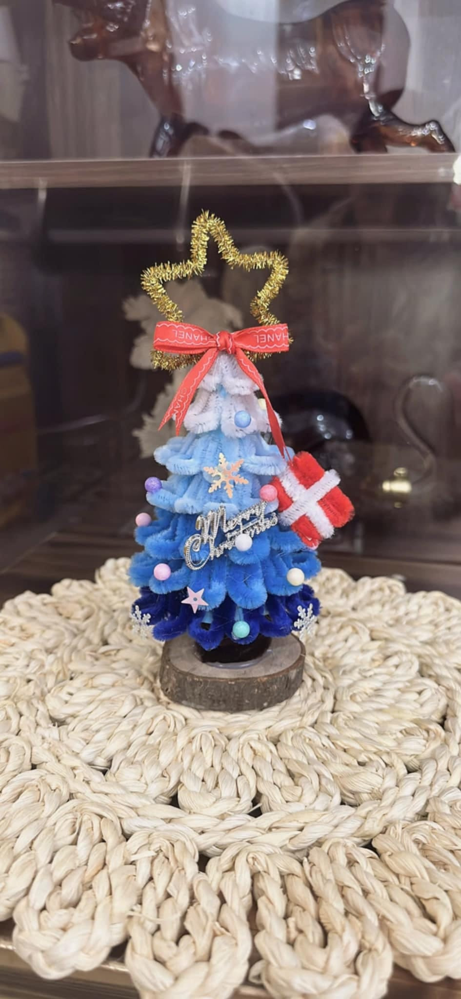 Những đoạn video hướng dẫn cách làm cây thông từ kẽm nhung thu hút hàng trăm nghìn lượt xem trên các nền tảng mạng xã hội.