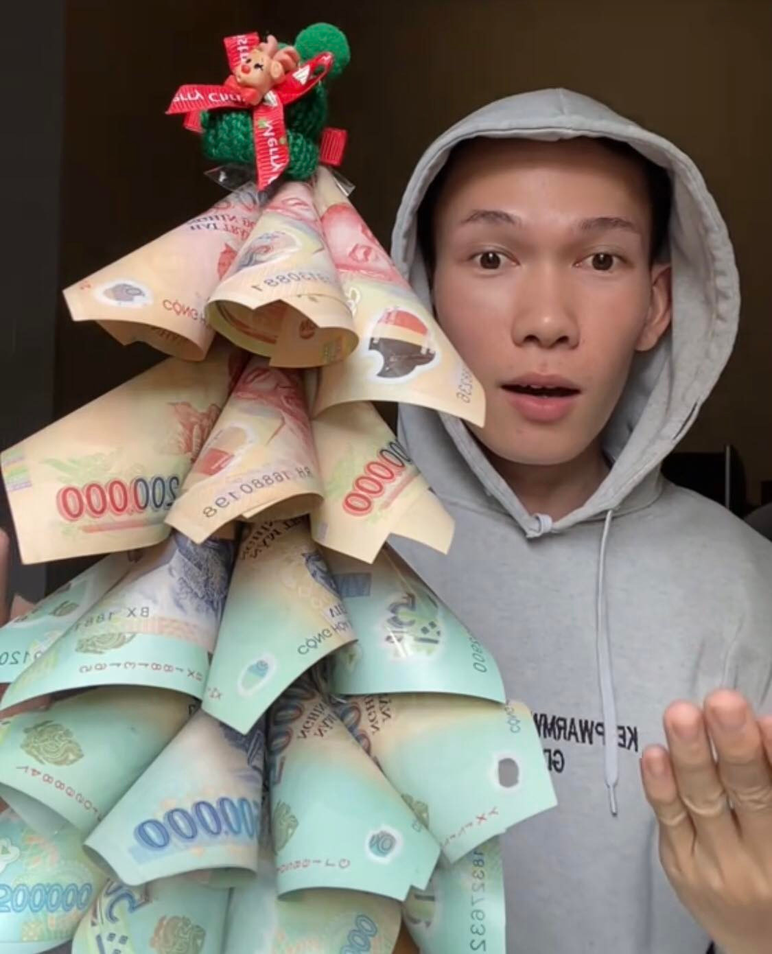 Nhiều người bày tỏ "đây mới là cây thông Noel" được chị em yêu thích nhất mùa Giáng sinh này. Ở phần bình luận của những bài viết chia sẻ hình ảnh cây thông này, không ít tài khoản đã vào xin vía, hoặc gắn thẻ bạn trai, chồng của mình vào như một lời "nhắc nhở" nhẹ.