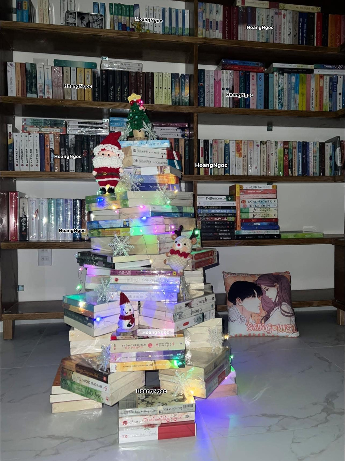 Cây thông dành cho những tín đồ mọt sách. (Ảnh: Tổng hợp Facebook)