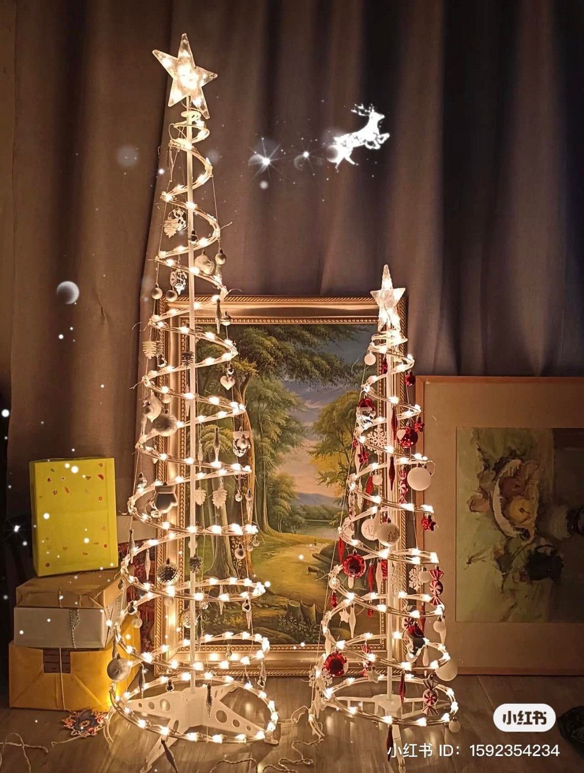 Cây thông như này chỉ cần một chiếc khung đơn giản cùng đoạn đèn led, phụ kiện trang trí thì tùy thuộc vào gu thẩm mỹ của gia chủ.