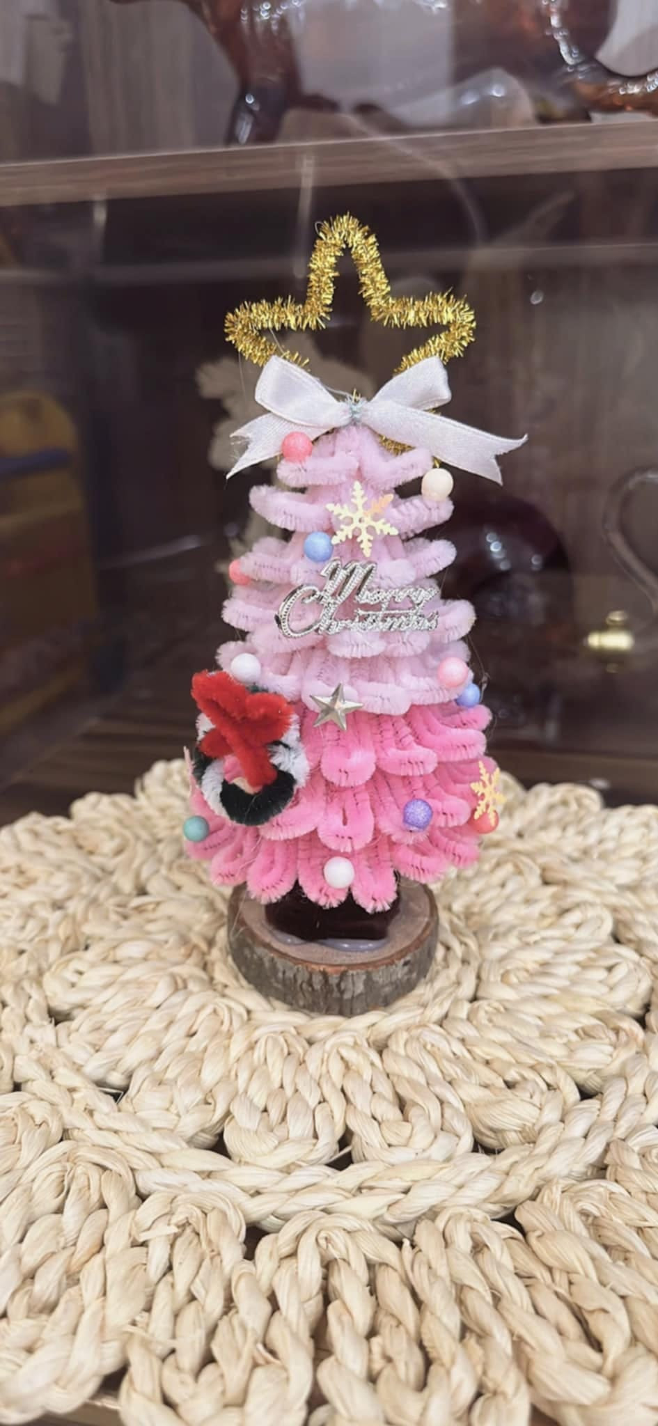 Năm nay, cây thông được làm từ kẽm nhung cũng được rất nhiều bạn trẻ truyền tay nhau cách làm.