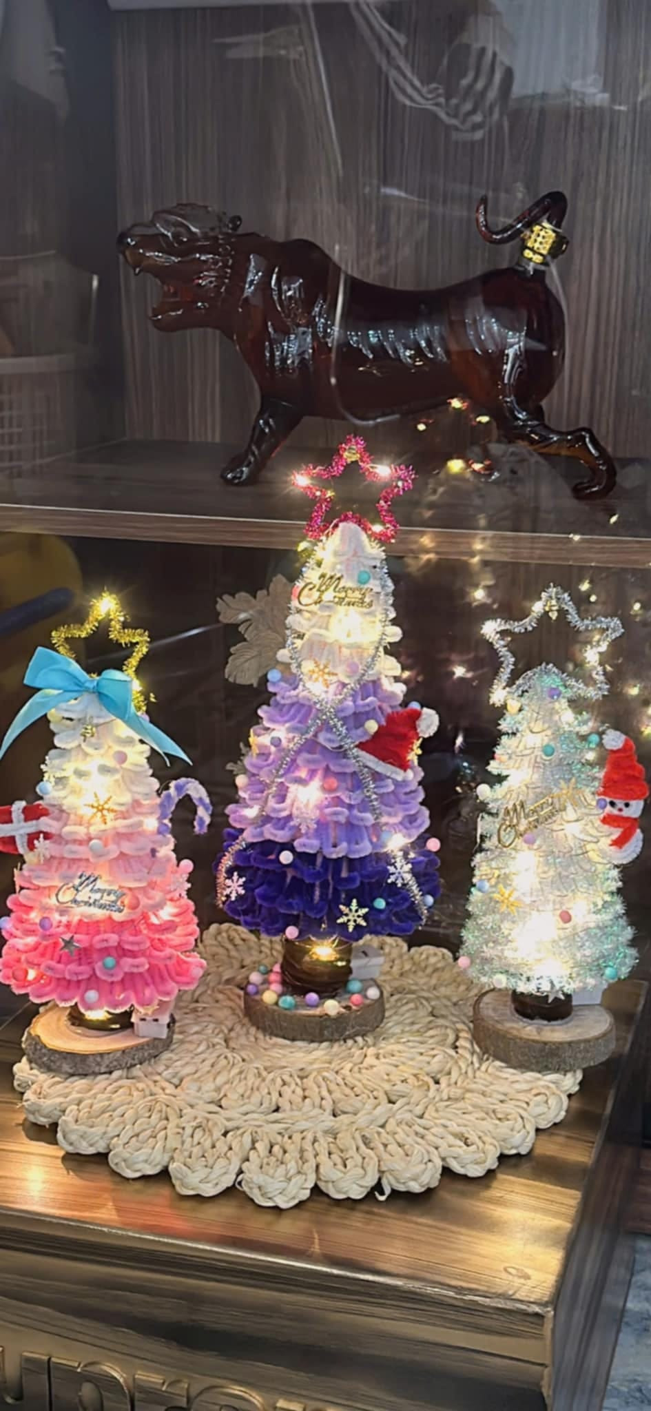 Cây thông bé xinh phù hợp với để bàn làm việc, trang trí kệ đầu giường.