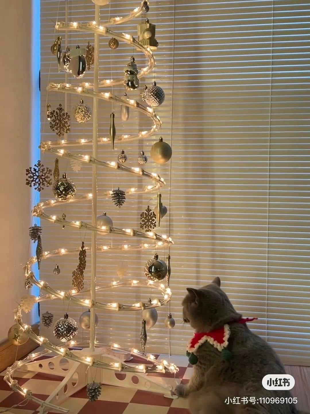 Những cây thông như vậy không chiếm nhiều diện tích, lại dễ thực hiện, làm căn phòng trở nên lung linh hơn bao giờ hết.